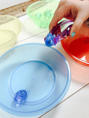 Gekleurde vissen 60 stuks - yourlittlefamily-nl - Blauwe vissen in een blauw bakje met pincet.