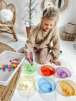 Gekleurde vissen 60 stuks - yourlittlefamily-nl - Verschillende kleuren vissen met een meisje die aan het spelen is.