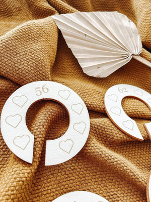 Houten maathangers hartjes (50 t/m 98) - yourlittlefamily-nl - Houten maathangers hartjes (50 t/m 98) op een kleed.