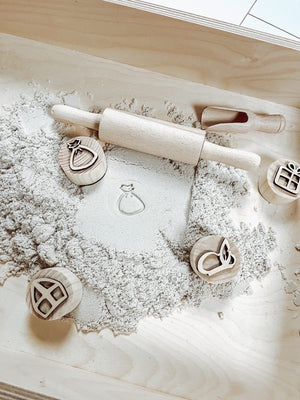 Set houtenspeelbak + deksel + zand + sinterklaasstempels - yourlittlefamily-nl -
