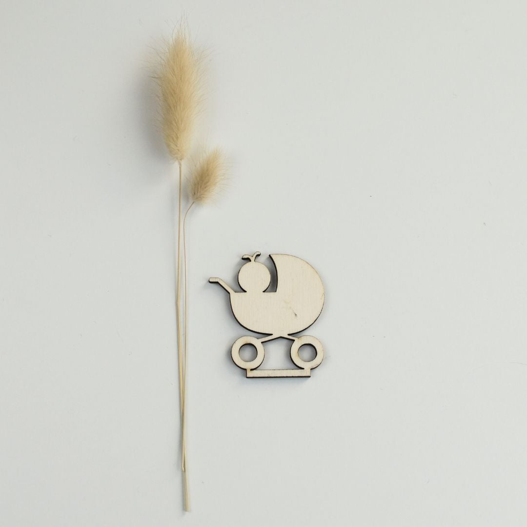 👶 Poppetje Baby in Wieg – Houten Gezinsfiguur voor bij het huisje