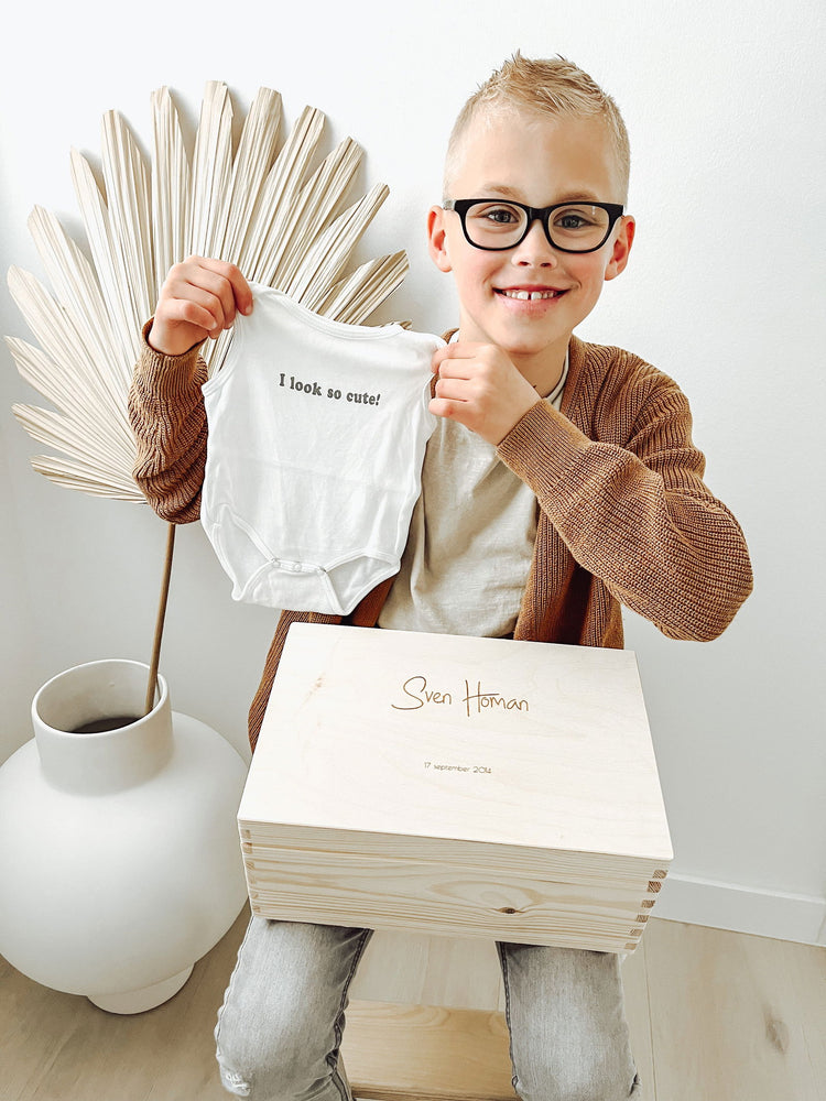 Bewaarbox klein - yourlittlefamily-nl - Bewaardoos klein met een jongen die een klein rompertje in de hand heeft