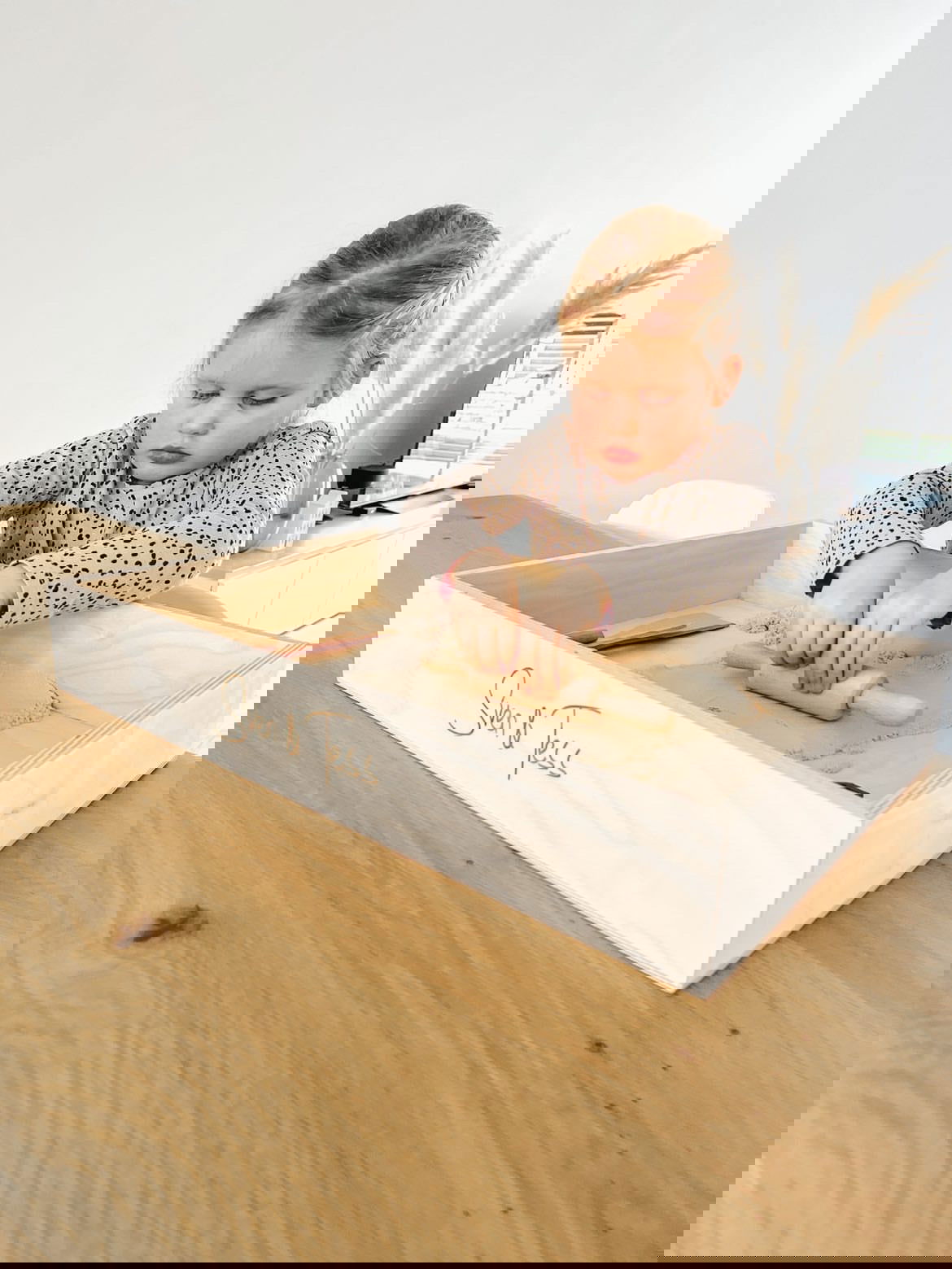 Deegroller - yourlittlefamily-nl - een meisje heeft de deegroller in de hand