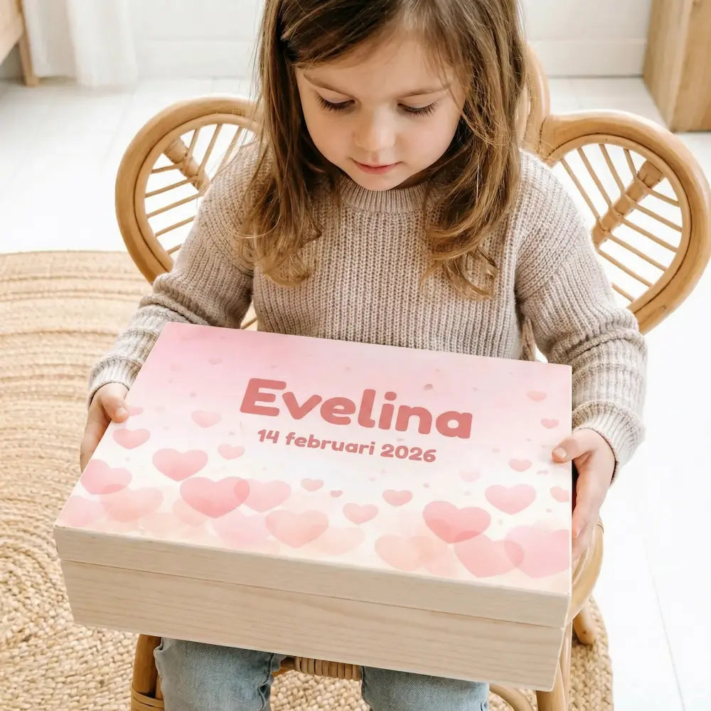 Bewaarbox groot met naam – hartjes design (Ewelina)
