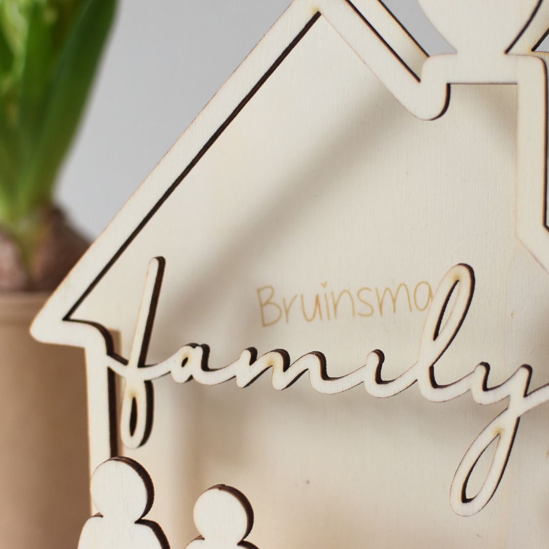 Houten huisje met familienaam + houder (Bruinsma)
