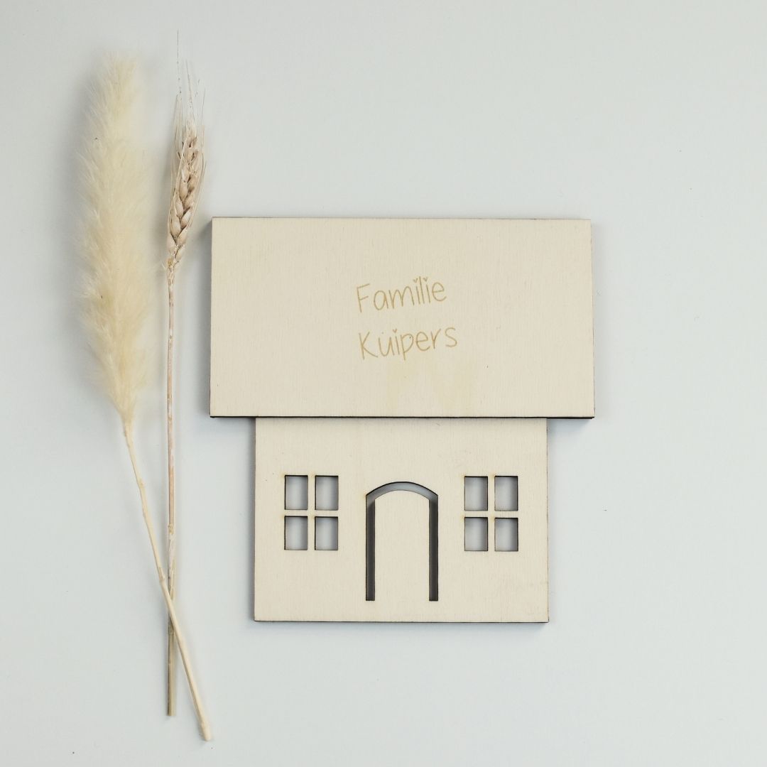 Houten huisje met familienaam + houder (Kuipers)
