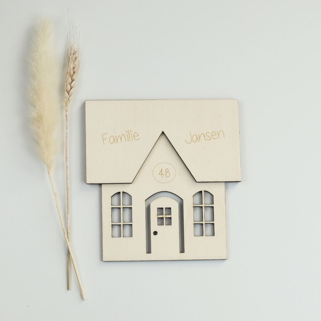 Houten huisje met familienaam + houder (Jansen)
