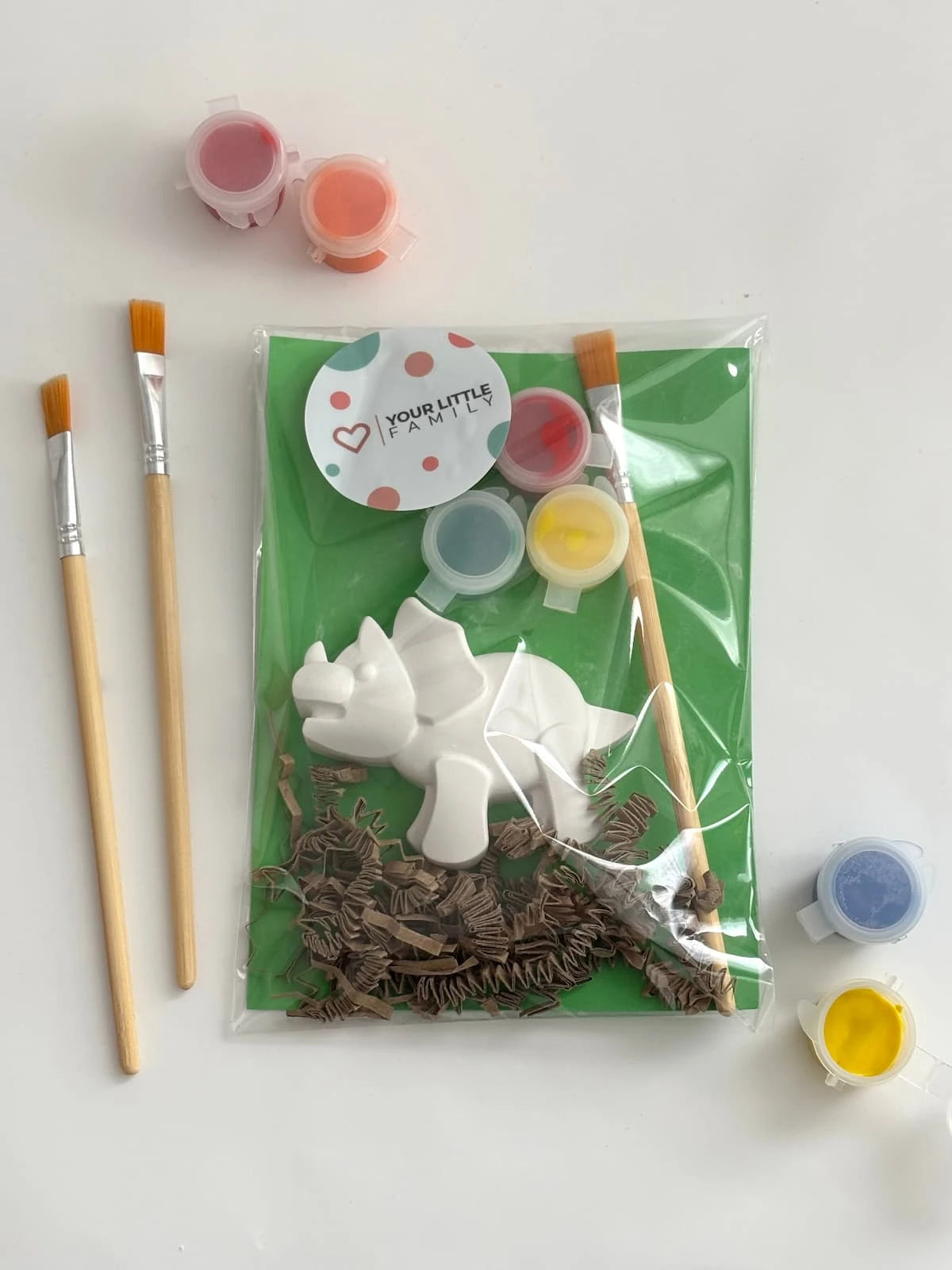 Knutseltraktatie Triceratops van gips met verf en kwast