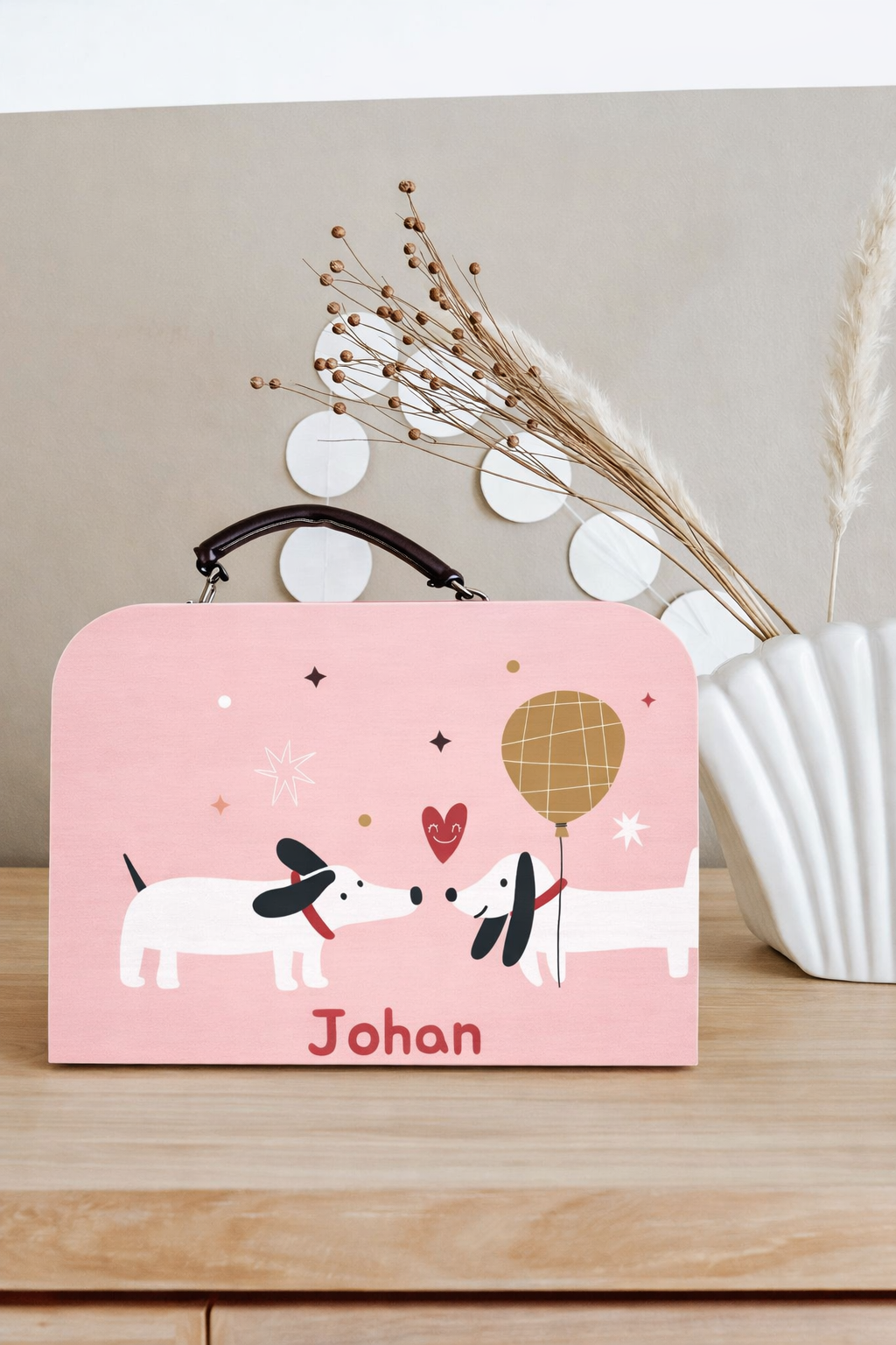 Houten koffertje met twee hondjes en een hartje. 