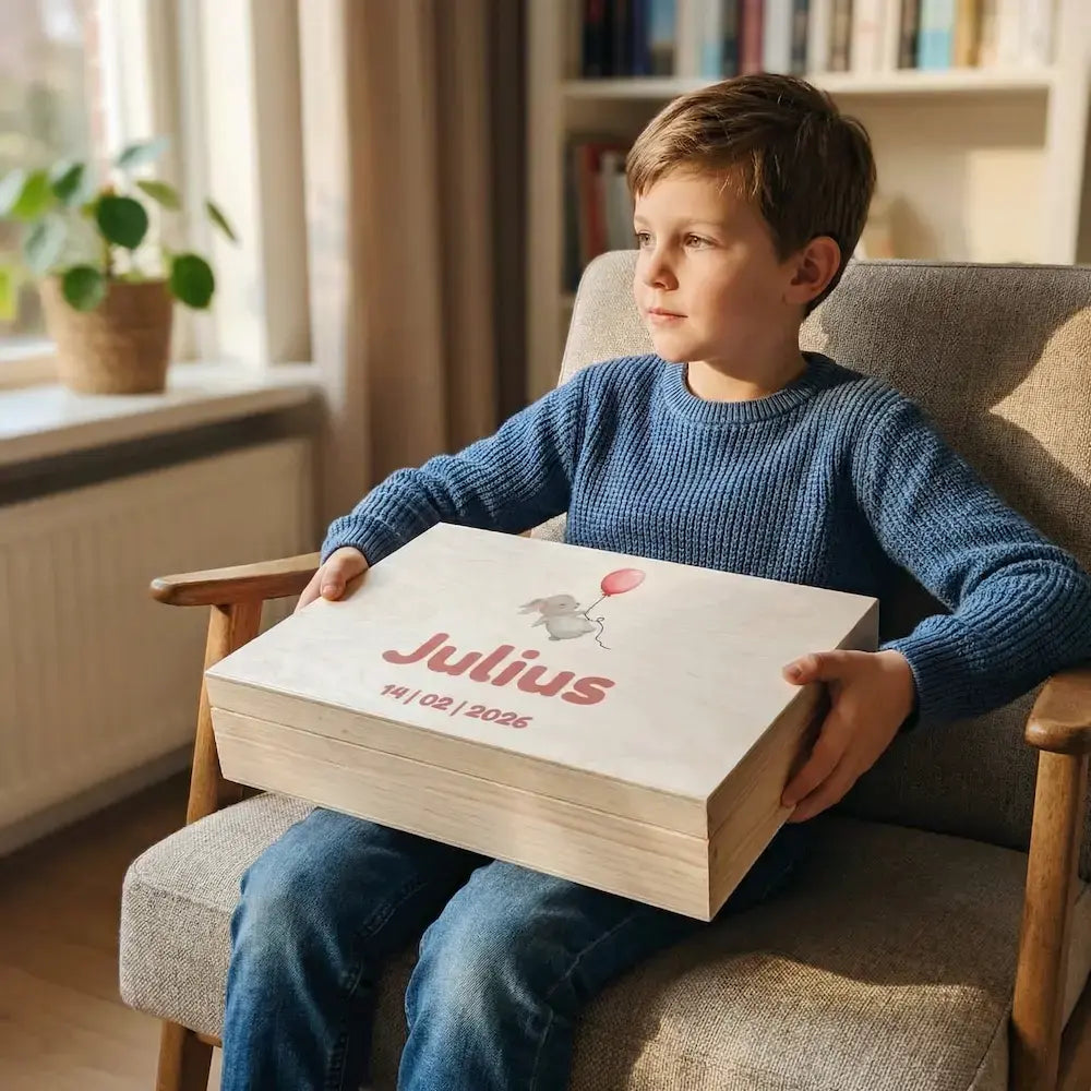 Bewaarbox groot met naam – Julius | Konijntje met ballon