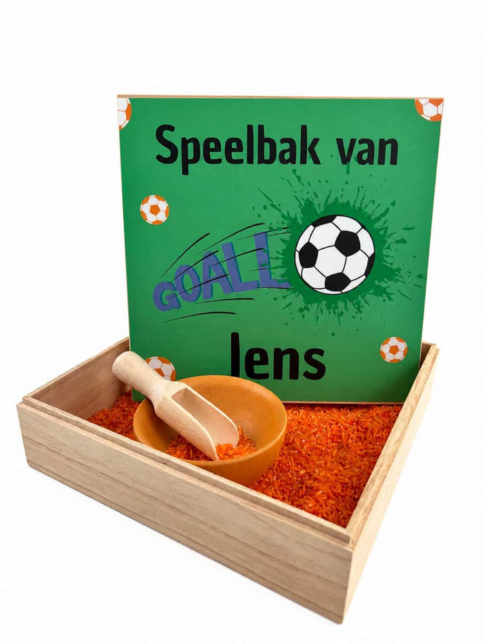 Voetbal speelgoed op thema met oranje speelmaterialen en sportfiguren