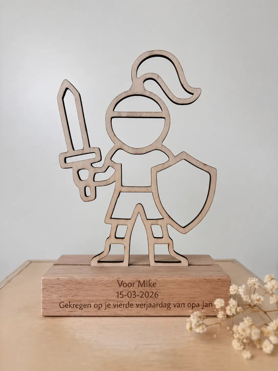 Gepersonaliseerde houten kinder trofee ridder – Cadeau met naam en datum
