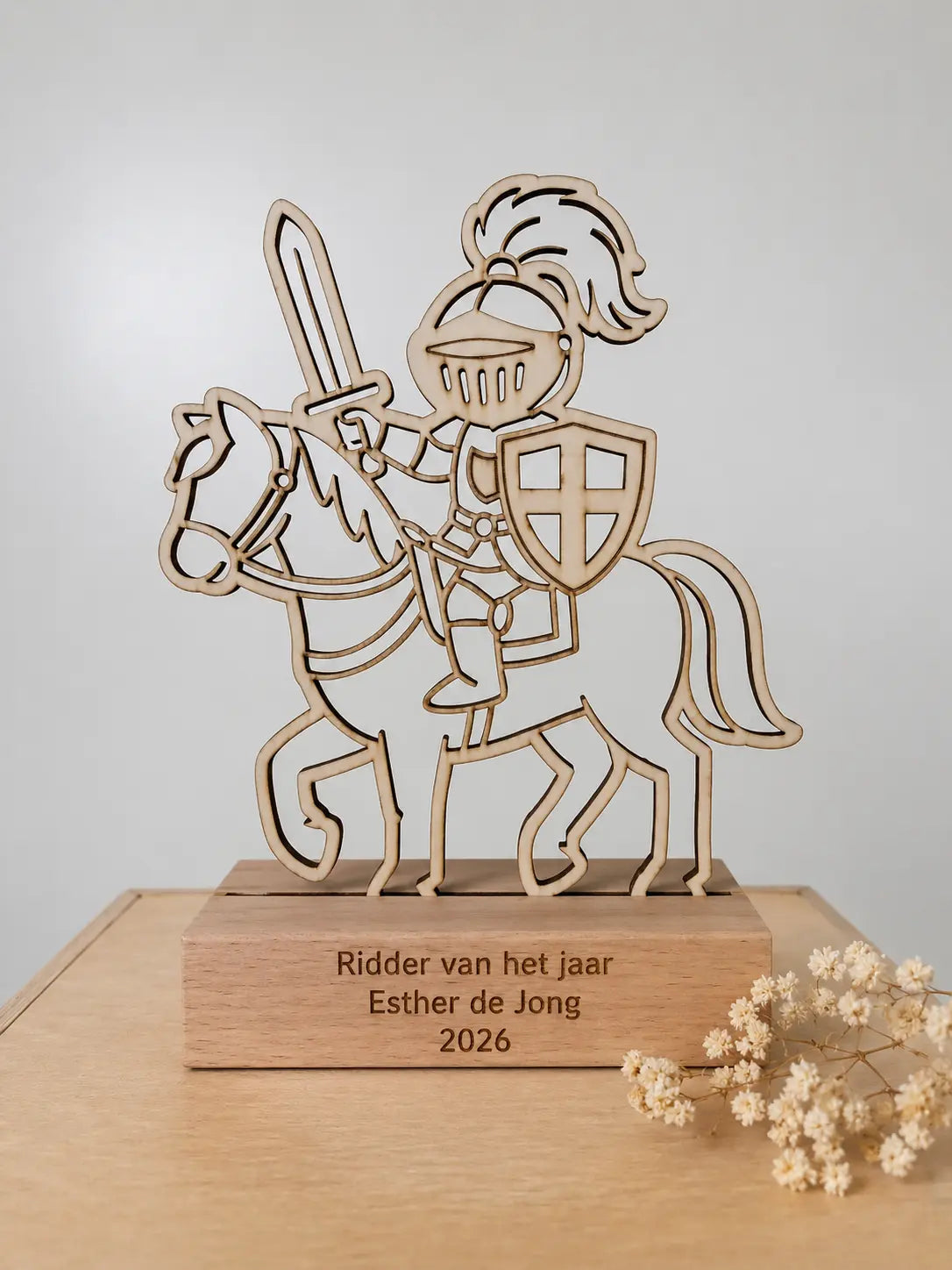 Gepersonaliseerde houten kinder trofee ridder – Ridder van het jaar