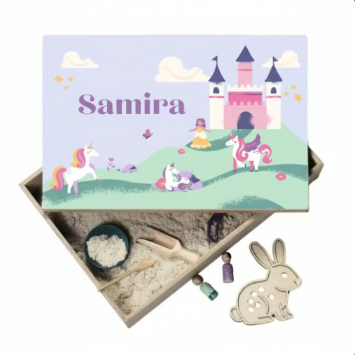 Speelbak met daarop unicorn figuren met een kasteel