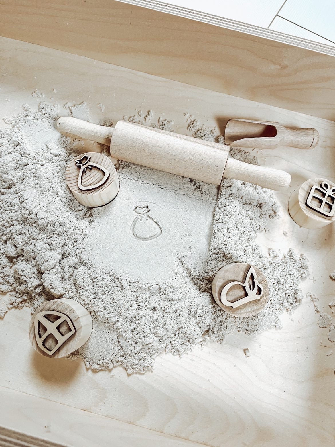 Set houtenspeelbak + deksel + zand + sinterklaasstempels - yourlittlefamily-nl - 