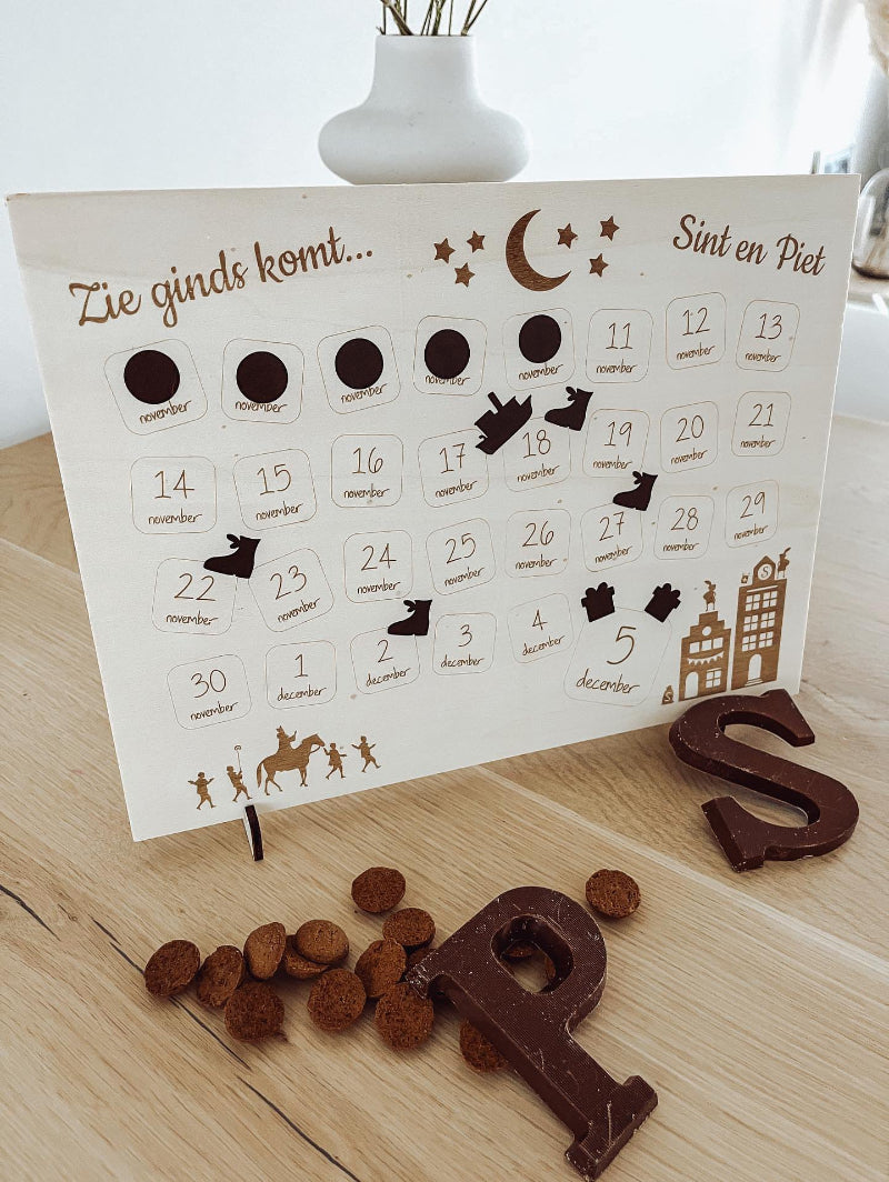 Houten Sinterklaas aftelkalender met stickervel – overzichtsbeeld
