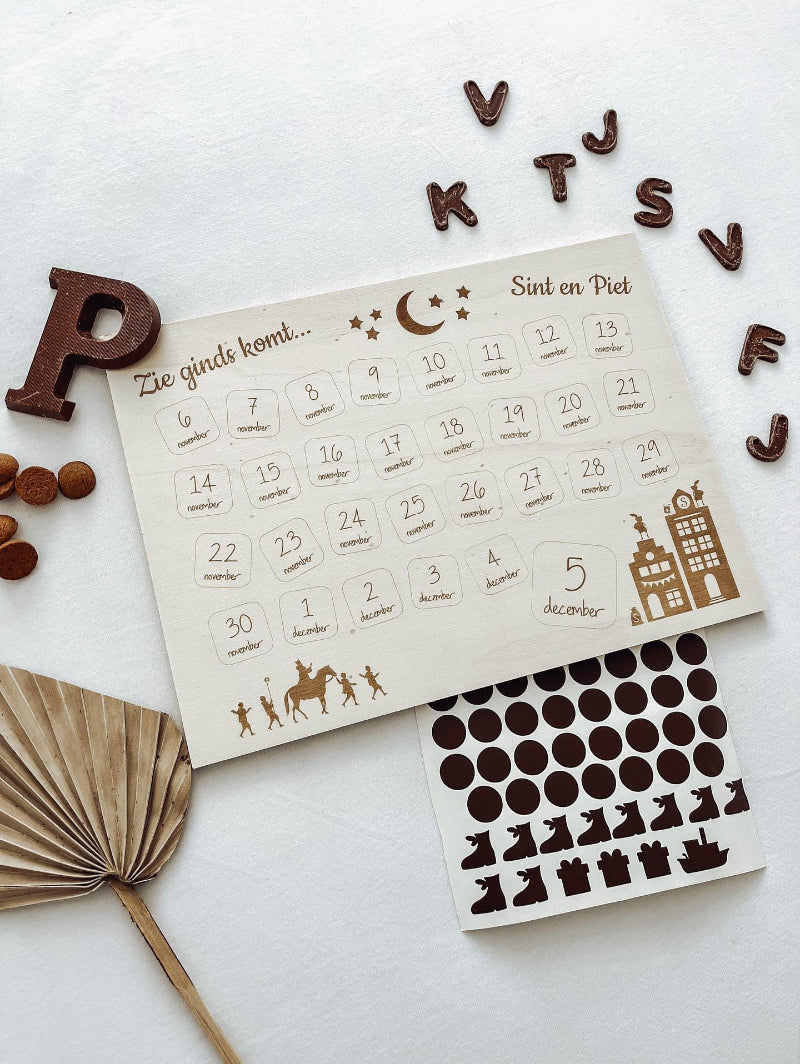 Houten Sinterklaas aftelkalender met stickervel – overzichtsbeeld