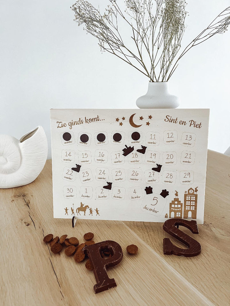 Houten Sinterklaas aftelkalender met stickervel – overzichtsbeeld