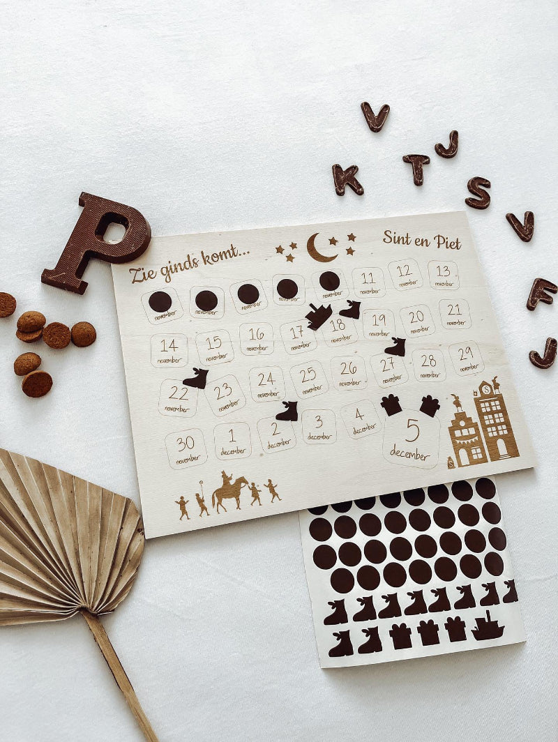 Houten Sinterklaas aftelkalender met stickervel – overzichtsbeeld