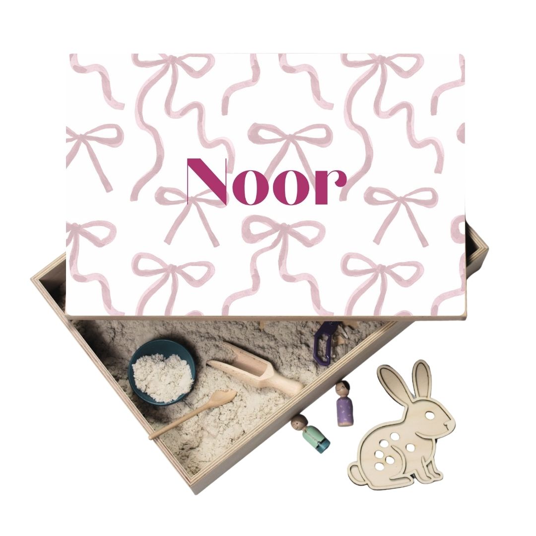 Houten speelbak met deksel strikjes (Noor)