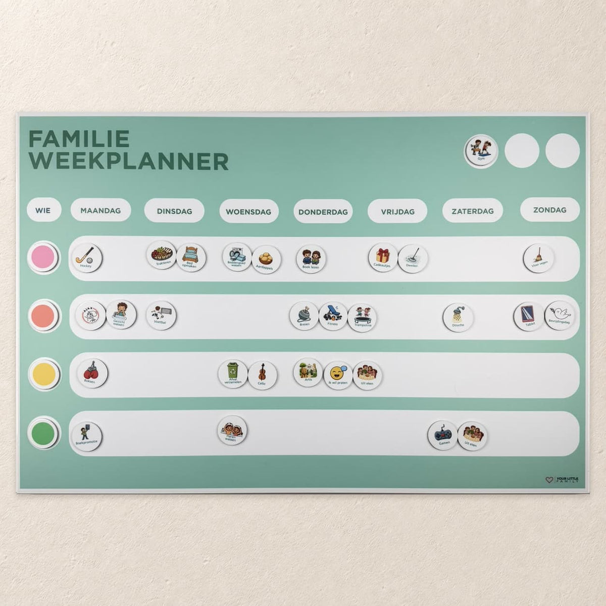 Saliegroene magnetische familie weekplanner voor 4 personen met 4 persoonsrijen