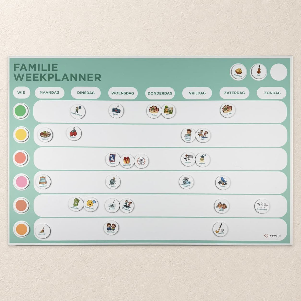 Saliegroene magnetische familie weekplanner voor 6 personen met 6 persoonsrijen