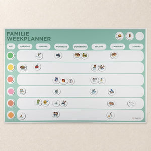 Saliegroene magnetische familie weekplanner voor 6 personen met 6 persoonsrijen