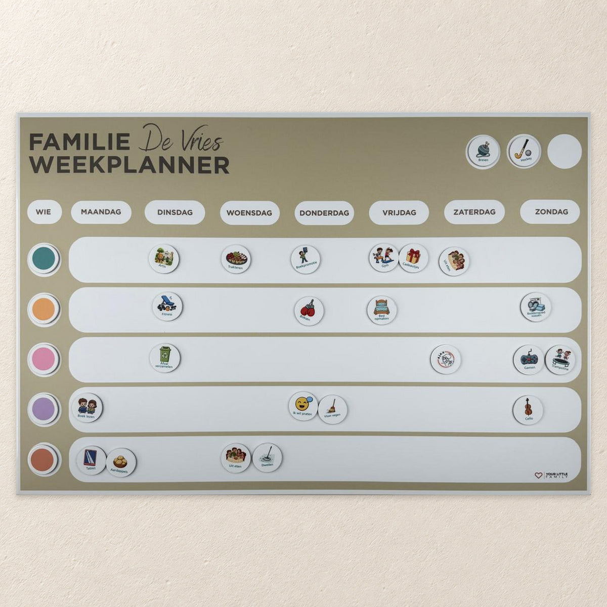 Zandkleurige magnetische familie weekplanner voor 5 personen met 5 persoonsrijen, gepersonaliseerd voorbeeld met de naam De Vries