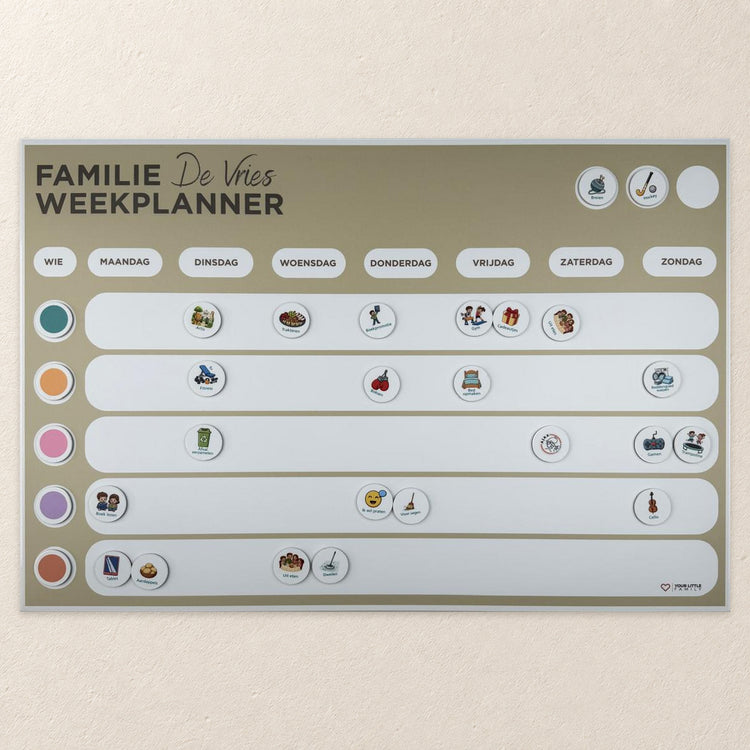 Zandkleurige magnetische familie weekplanner voor 5 personen met 5 persoonsrijen, gepersonaliseerd voorbeeld met de naam De Vries