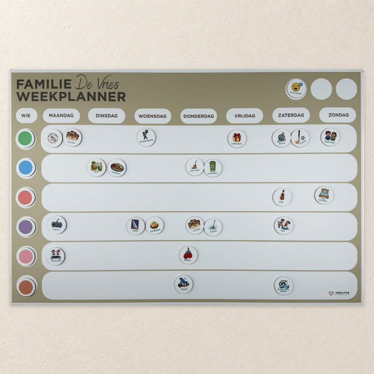 Zandkleurige magnetische familie weekplanner voor 6 personen met 6 persoonsrijen, gepersonaliseerd voorbeeld met de naam De Vries